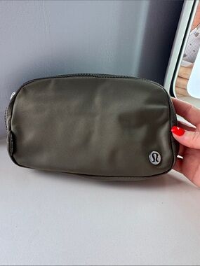 lululemon athletica Everywhere Belt Bag — Olive